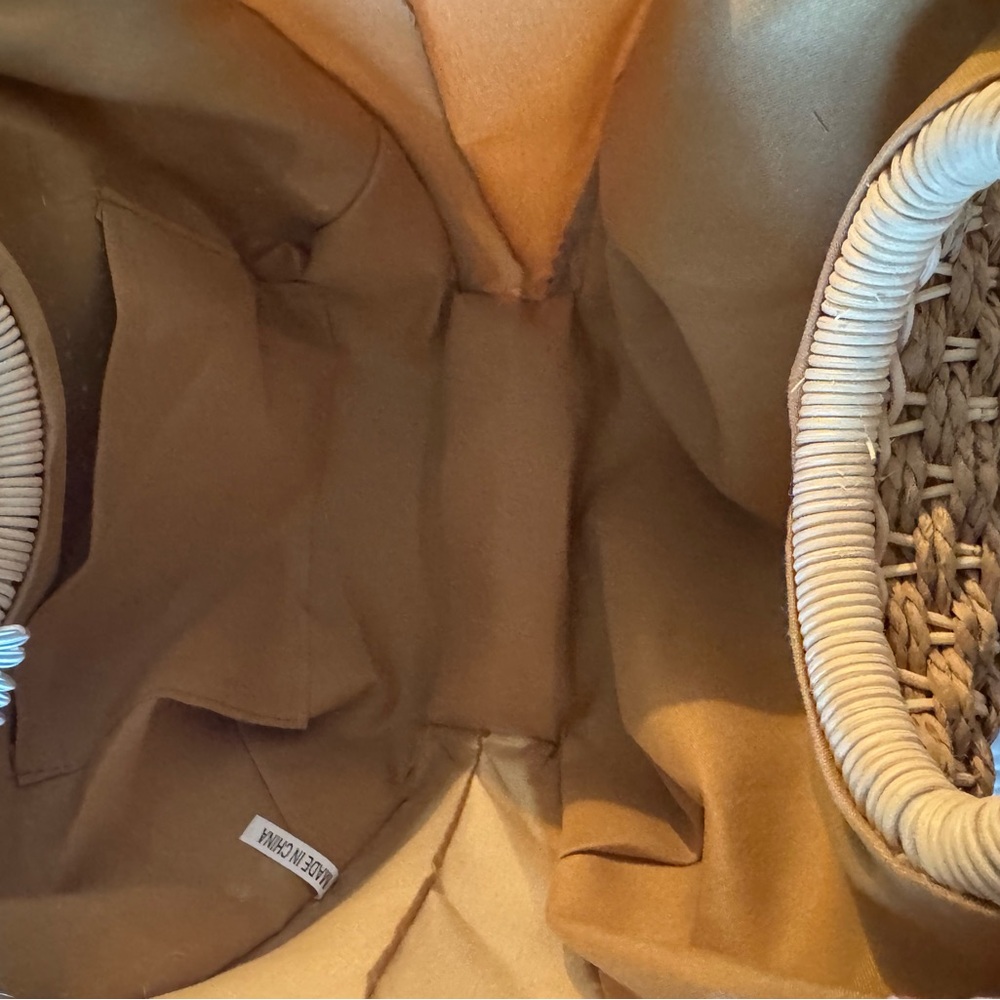 Elegant beige Woven straw bag with 🌼 daisy and bumble bee 🐝 broaches. - Picture 4 of 11